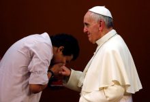 Photo of Papa evita que fiéis beijem seu anel por questão de higiene, diz Vaticano