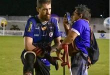 Photo of Goleiro se ajoelha para dar entrevista a repórter deficiente de Itaporanga na Paraíba