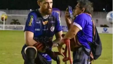 Photo of Goleiro se ajoelha para dar entrevista a repórter deficiente de Itaporanga na Paraíba