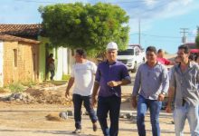 Photo of Prefeito Divaldo Dantas fiscaliza construção de UBS e Ginásio Poliesportivo 