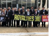 Photo of Prefeitos do Vale do Piancó protestam em frente do STF, em Brasília