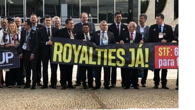 Photo of Prefeitos do Vale do Piancó protestam em frente do STF, em Brasília