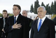 Photo of Ao lado de Netanyahu, Bolsonaro faz oração no Muro das Lamentações