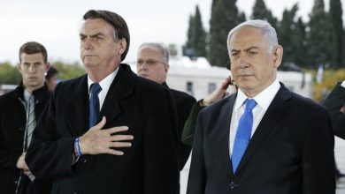 Photo of Ao lado de Netanyahu, Bolsonaro faz oração no Muro das Lamentações