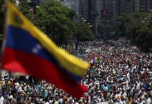 Photo of Manifestantes contra e a favor de Maduro saem às ruas na Venezuela