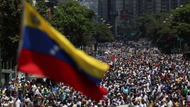 Photo of Manifestantes contra e a favor de Maduro saem às ruas na Venezuela