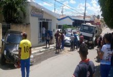 Photo of Acidente: motorista perde controle de caçamba e atinge outros veículos em Itaporanga; Vídeo