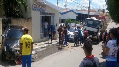 Photo of Acidente: motorista perde controle de caçamba e atinge outros veículos em Itaporanga; Vídeo