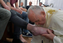 Photo of Papa Francisco lava pé de brasileiro em cerimônia tradicional