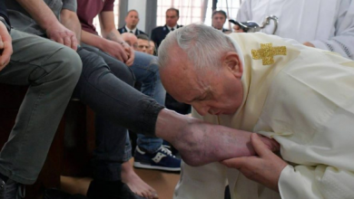 Photo of Papa Francisco lava pé de brasileiro em cerimônia tradicional