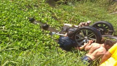 Photo of Mulher morre após caminhonete cair em riacho no Sertão