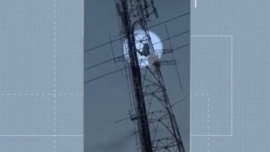 Photo of Homem arma rede e se deita no alto de antena telefônica, em Pombal, PB