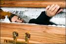 Photo of Morto aperta mão  de mulher no caixão  e familiares levam corpo para hospital