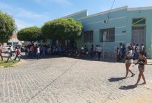 Photo of VÍDEO: Estudantes fazem protesto em frente à Prefeitura de Itaporanga por falta de transporte escolar