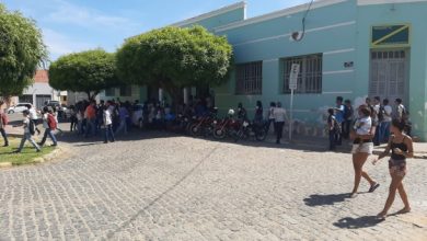 Photo of VÍDEO: Estudantes fazem protesto em frente à Prefeitura de Itaporanga por falta de transporte escolar