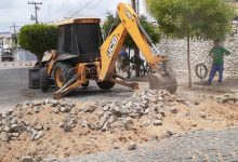 Photo of ASSISTA: Prefeitura faz reparos em calçamentos de ruas de Itaporanga com recursos próprios