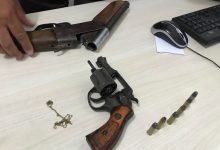 Photo of Polícia prende dois homens, apreende menor e duas armas após tentativa de assalto