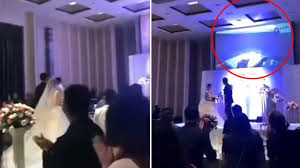 Photo of Danou-se: Durante casamento, noivo exibe em telão vídeo em que a noiva faz sexo com cunhado; Veja