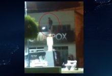 Photo of Homem é flagrado em cima de estátua no centro de Itaporanga; vídeo
