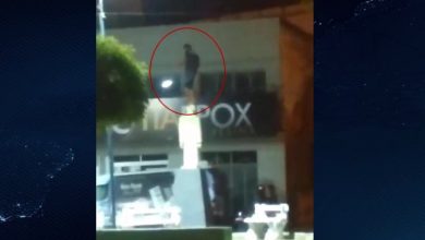 Photo of Homem é flagrado em cima de estátua no centro de Itaporanga; vídeo