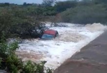 Photo of Carro cai em rio  após ser levado por enchente, em Aguiar no Vale do Piancó; VÍDEO