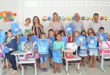 Photo of Alunos recebem kits de material escolar em Itaporanga