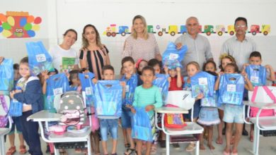 Photo of Alunos recebem kits de material escolar em Itaporanga
