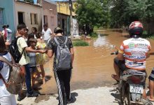 Photo of Rio Piancó transborda, deixa ruas submersa e casas  alagadas no centro de Itaporanga. Bombeiros e defesa civil foi acionados