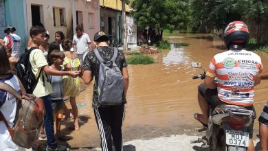 Photo of Rio Piancó transborda, deixa ruas submersa e casas  alagadas no centro de Itaporanga. Bombeiros e defesa civil foi acionados