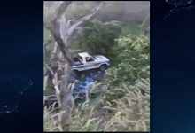 Photo of Caminhonete cai em barranco às margens de rodovia no Vale do Piancó; vídeo