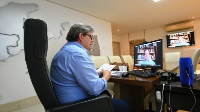 Photo of João Azevêdo assegura normalidade no pagamento dos servidores e garante sanção de lei que proíbe despejo e cortes de água, luz e gás.