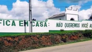 Photo of No muro do cemitério: “fica em casa. Não queremos você aqui”