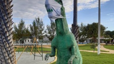 Photo of Dinossauros de cidade conhecida por sítio paleontológico na PB usam máscaras