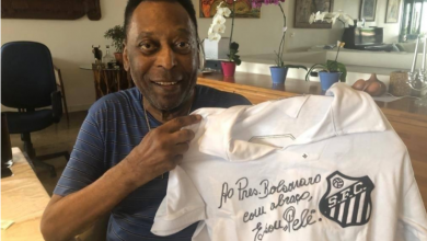 Photo of Pelé autografa e envia camisa histórica do Santos para Bolsonaro