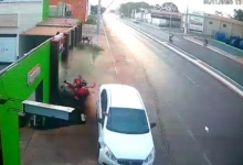 Photo of Vídeo: motorista joga carro em motociclistas e mata um deles