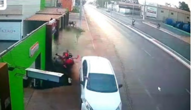 Photo of Vídeo: motorista joga carro em motociclistas e mata um deles