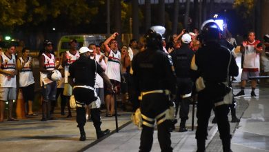 Photo of Torcedores do Flamengo protestam na porta do Maracanã após eliminação na Libertadores