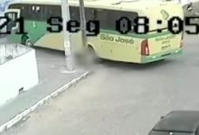 Photo of VÍDEO] Homem perde o equilíbrio e tem corpo esmagado por ônibus, na Paraíba