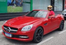 Photo of VÍDEO] Empresário paraibano viraliza após comprar carro de luxo e não caber no veículo