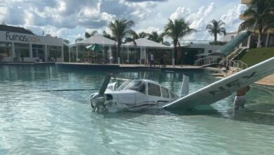 Photo of Avião monomotor cai em piscina de resort e deixa três pessoas feridas