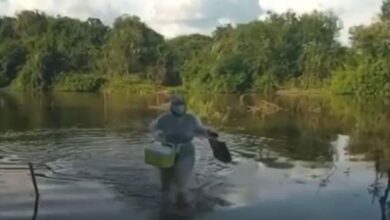 Photo of Na Paraíba, enfermeira atravessa rio andando para vacinar idosa