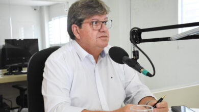 Photo of João Azevêdo anuncia distribuição de 600 mil cestas básicas, isenção de pagamento de água para bares e restaurantes e garante que Estado não enfrentará ‘lockdown’