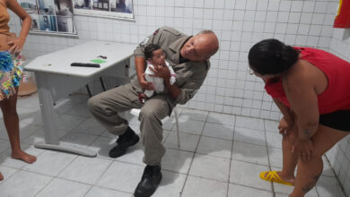 Photo of Policial salva criança que quase morre engasgada com leite materno, em João Pessoa
