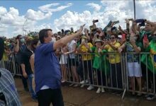 Photo of Bolsonaro diz que “só Deus” o tira da presidência e ataca governadores: “estão esticando a corda”