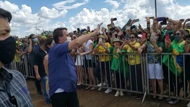 Photo of Bolsonaro diz que “só Deus” o tira da presidência e ataca governadores: “estão esticando a corda”