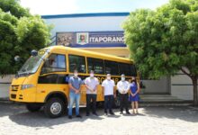 Photo of Ao lado do prefeito, Taciano Diniz entrega ônibus escolar ao município de Itaporanga