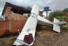 Photo of Avião de pequeno porte cai sobre casa; piloto, de 77 anos, recusou atendimento