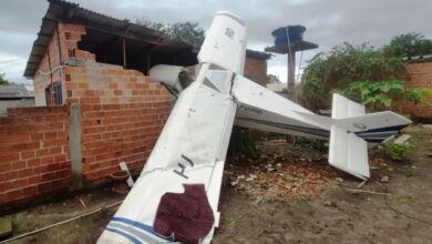 Photo of Avião de pequeno porte cai sobre casa; piloto, de 77 anos, recusou atendimento