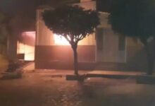 Photo of VIDEO Homem incendeia casa dos pais após briga com namorada em Cajazeiras na PB