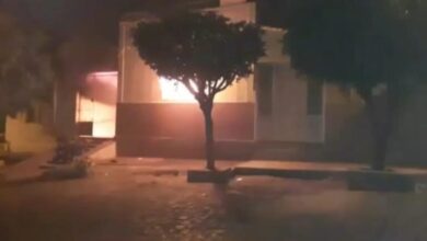 Photo of VIDEO Homem incendeia casa dos pais após briga com namorada em Cajazeiras na PB